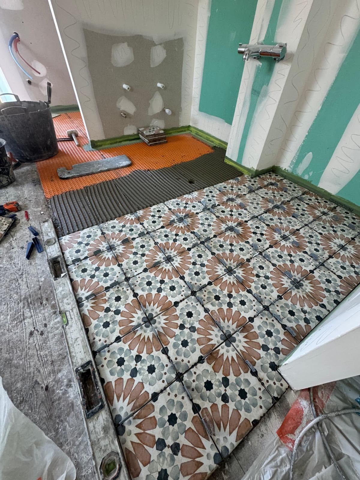 Salle de bain en carreaux à motif