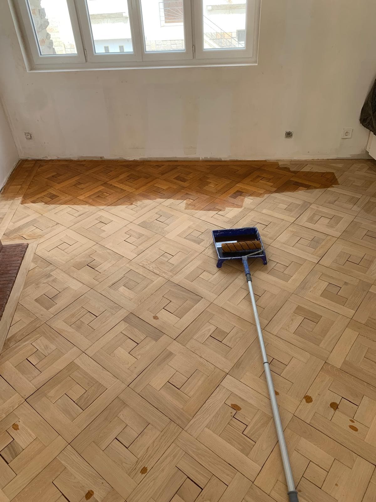 Ponçage et vitrification d'un parquet mosaïque