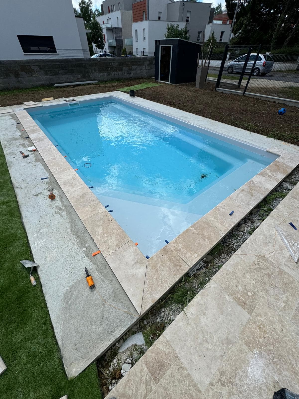 Plage de piscine et terrasse en travertin