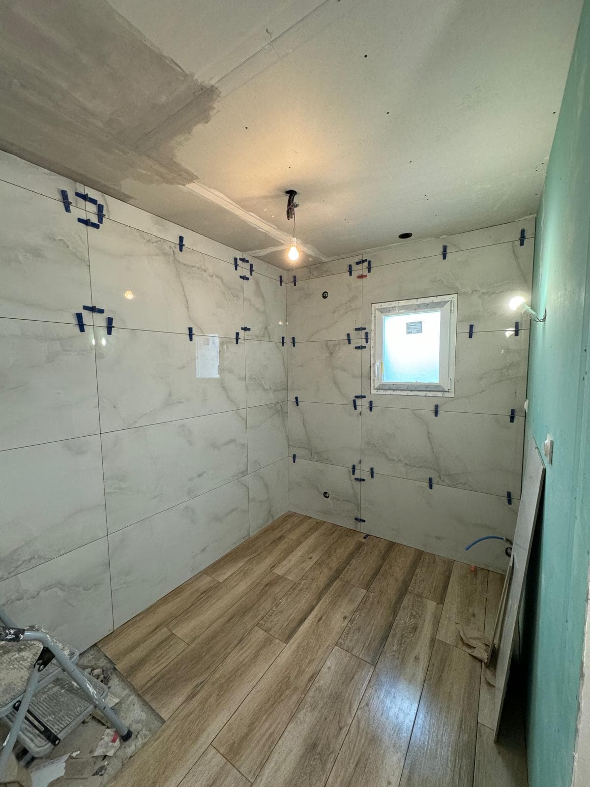 Salle de bain effet marbre et sol effet bois
