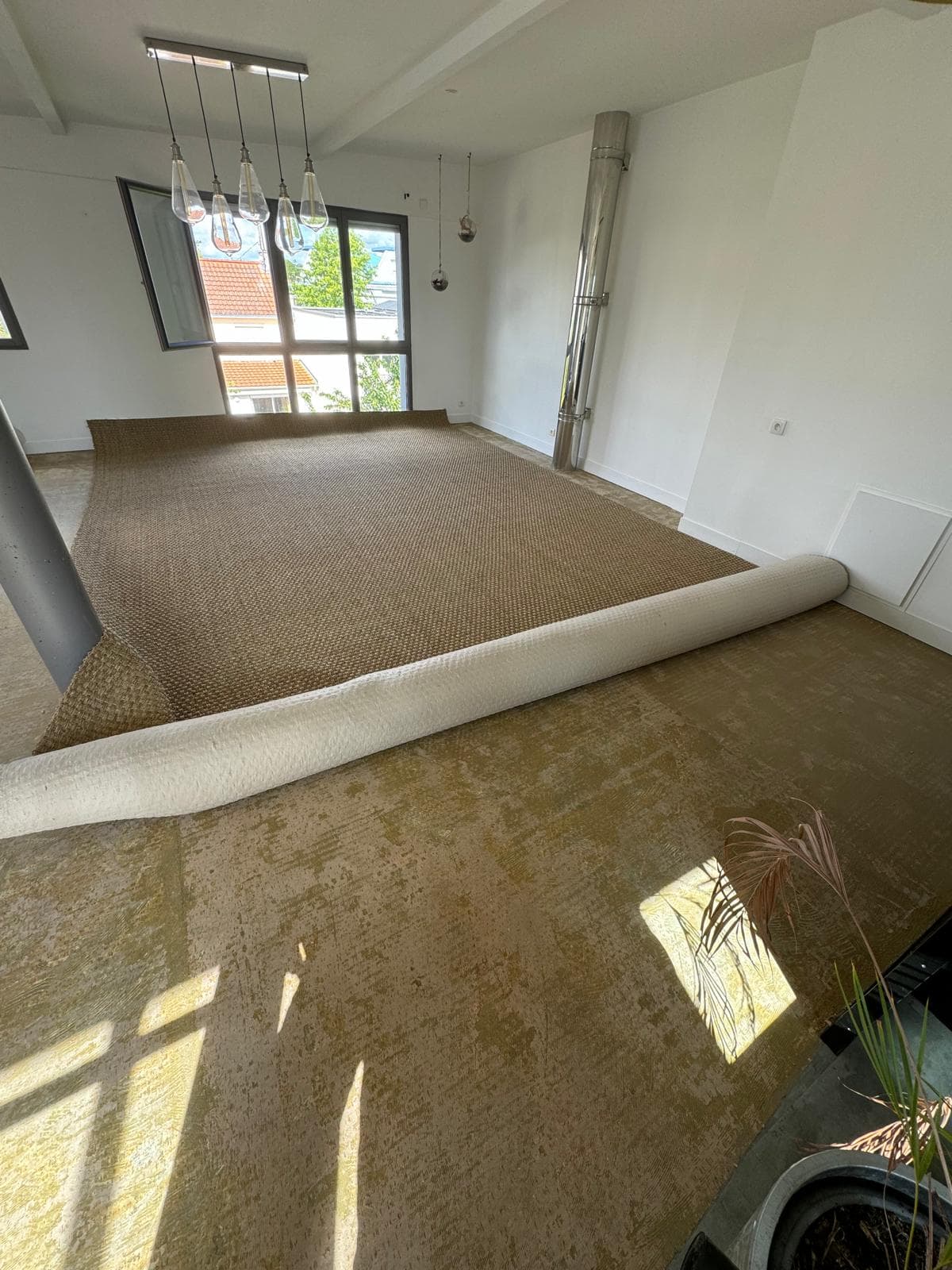 Pose de sisal dans un séjour