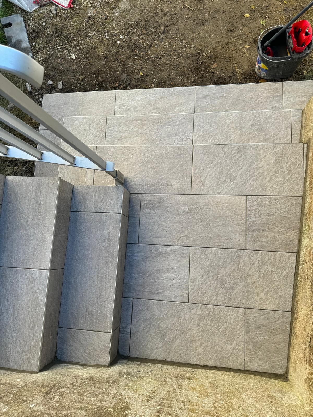 Escaliers extérieurs et cheminements carrelés