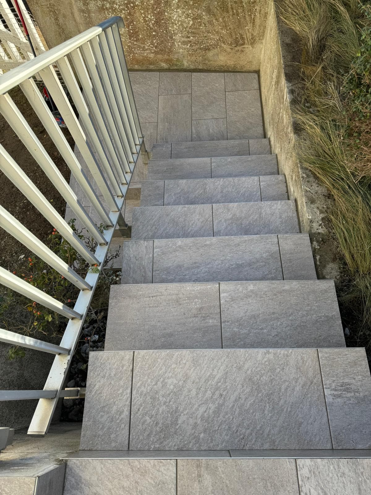 Escaliers extérieurs et cheminements carrelés