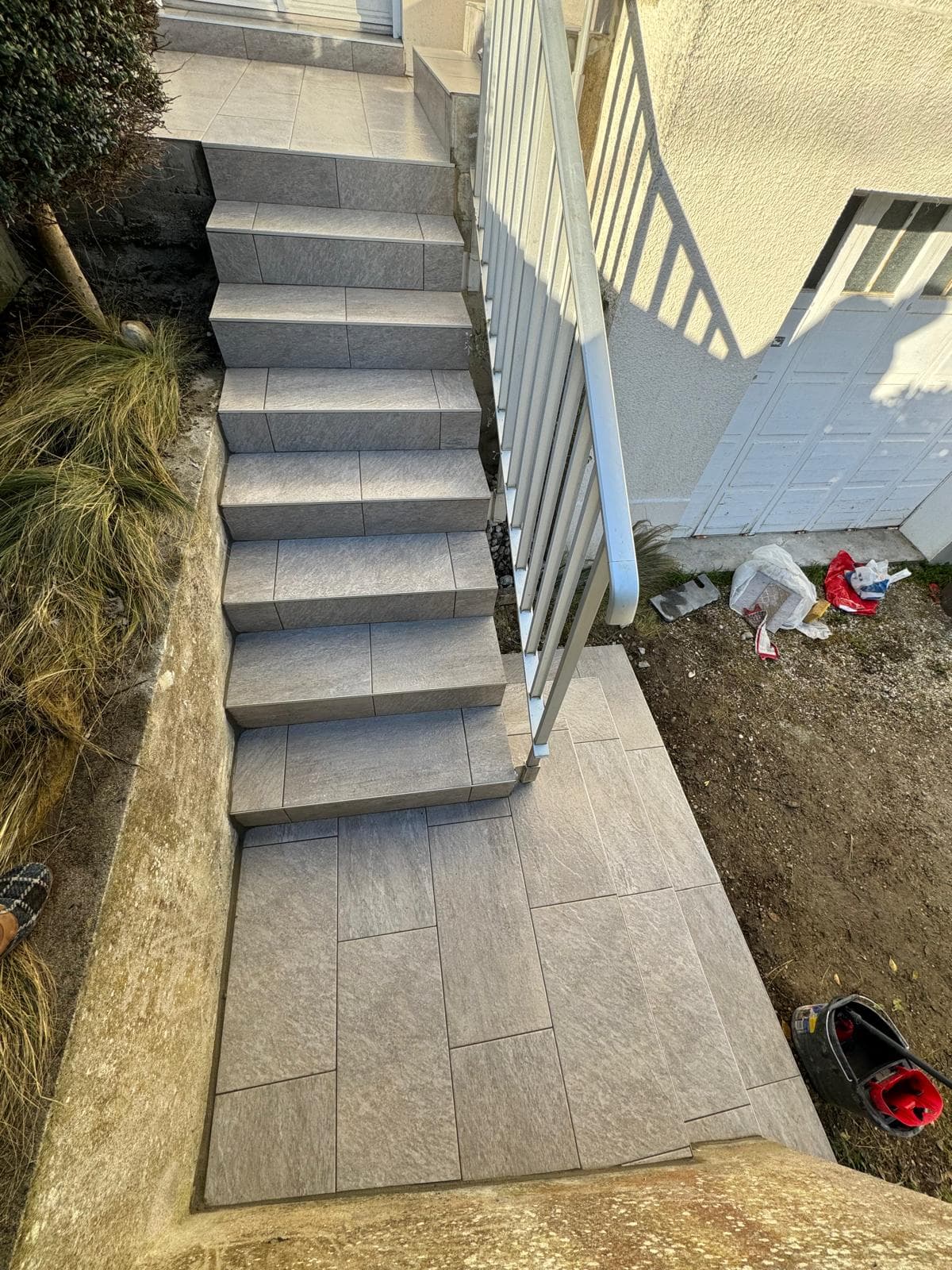 Escaliers extérieurs et cheminements carrelés